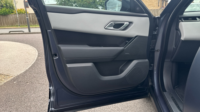 Land Rover Range Rover Velar 3.0 D300 MHEV Belgravia Edition 5dr Auto Diesel Estate - Image 40